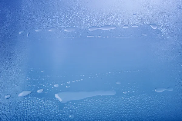 Gotas de agua sobre fondo azul — Foto de Stock