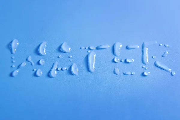 Gotas de agua sobre fondo azul — Foto de Stock