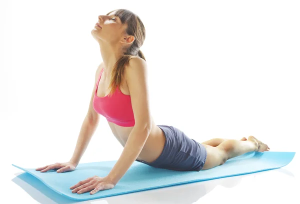 Mujer joven haciendo ejercicio de yoga — Foto de Stock