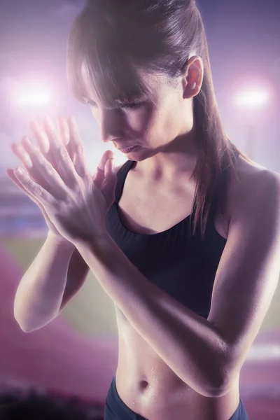 Mujer joven concentrada antes del entrenamiento — Foto de Stock