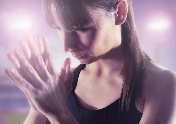 Concentrated young woman before workout — Stock Photo, Image