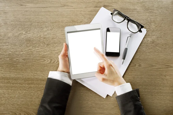 Jeune femme d'affaires travaillant avec tablette numérique et téléphone intelligent — Photo