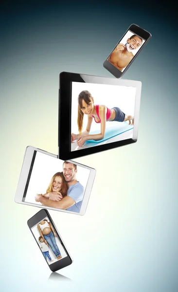 Tablet, smart phone and different digital devices with images — Stock Photo, Image