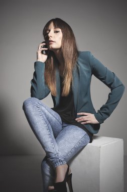 akıllı telefon ile oturan genç iş kadını