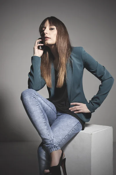 Jonge zakenvrouw zitten met slimme telefoon — Stockfoto