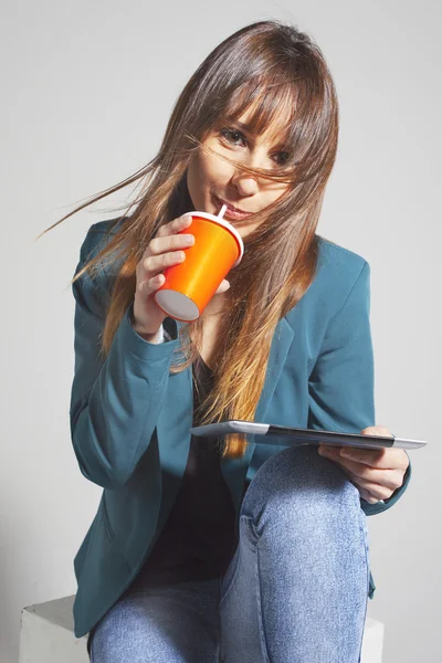 Joven mujer de negocios bebiendo refresco usando paja —  Fotos de Stock