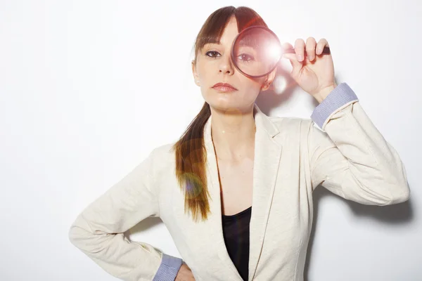 Mulher de negócios bonita segurando lupa — Fotografia de Stock