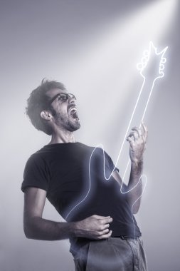 hayali gitar çalmaya ve squealing genç adam