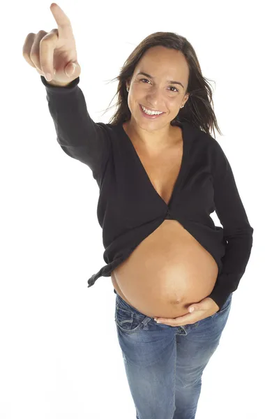 Schöne junge schwangere Frau, die etwas zeigt — Stockfoto