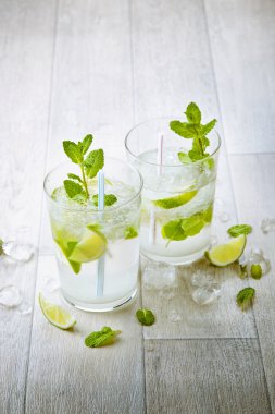 iki taze mohito kokteyli