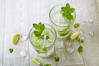 iki taze mohito kokteyli