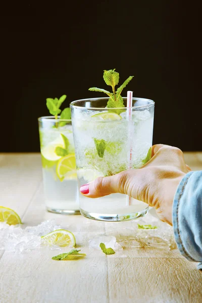 Zwei frische Mojitos-Cocktails auf schwarzem Hintergrund — Stockfoto