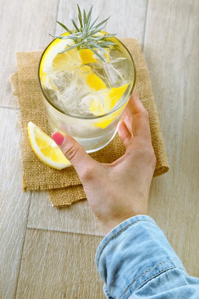 Glass of gin and tonic with ice and lemon — Stock Photo, Image