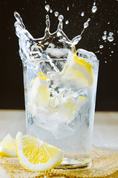 Cocktail with gin and tonic. Splashing — Stock Photo, Image
