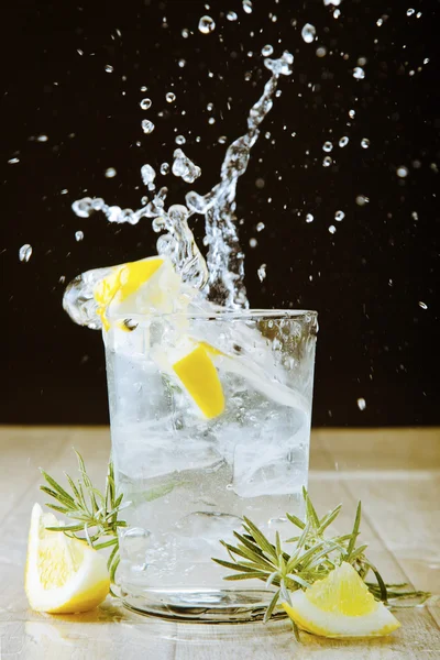 Cocktail with gin and tonic. Splashing — Stock Photo, Image