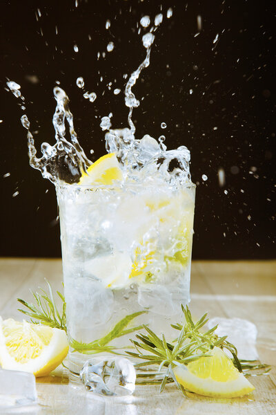 Cocktail with gin and tonic. Splashing