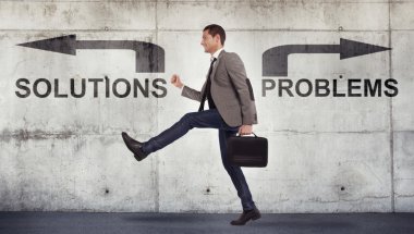 kenarlı gözlüklü genç ilginç iş adamı