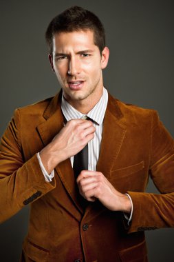 kenarlı gözlüklü genç ilginç iş adamı