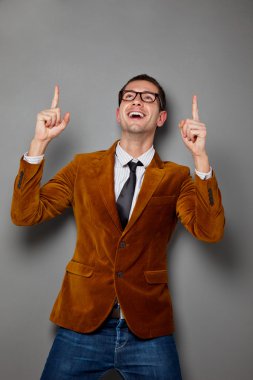 gri zemin üzerine komik genç işadamı