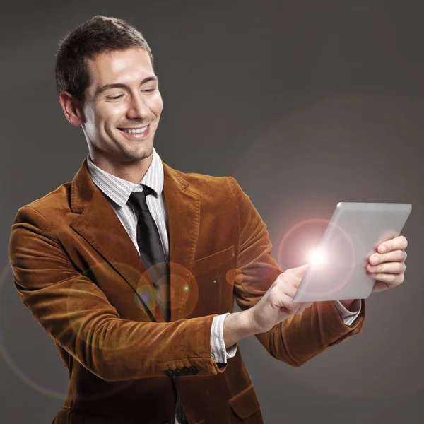 Jovem empresário tocando uma tela de tablet . — Fotografia de Stock