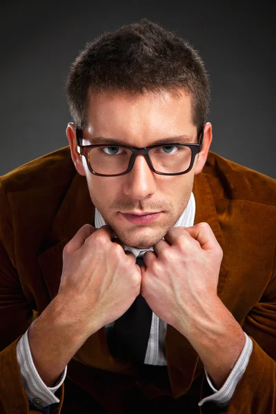 Jeune homme d'affaires intéressant avec des lunettes jonchées — Photo