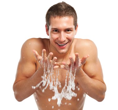 genç adam banyoda tıraş sonra onun yüzüne su püskürtme