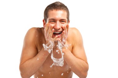 genç adam banyoda tıraş sonra onun yüzüne su püskürtme