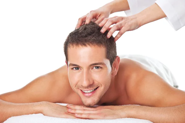 Close-up van een man met een hoofd massage — Stockfoto