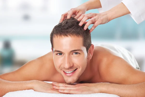 Primer plano de un hombre recibiendo un masaje en la cabeza —  Fotos de Stock