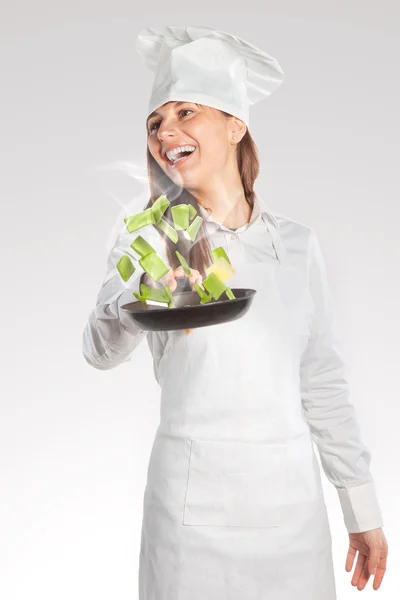 Boldog cook nő egy serpenyőben, a kreatív konyha tartja — Stock Fotó