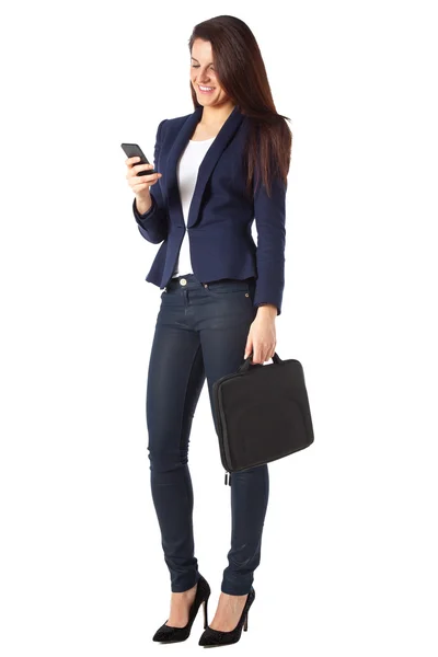 Mulher de negócios bonita enviando uma mensagem no smartphone — Fotografia de Stock