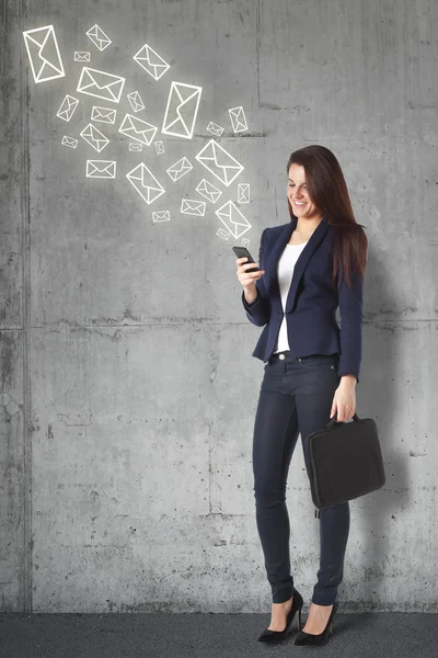 Hermosa empresaria que envía un mensaje en el teléfono inteligente — Foto de Stock