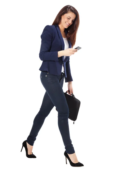 Mulher de negócios bonita enviando uma mensagem no smartphone — Fotografia de Stock