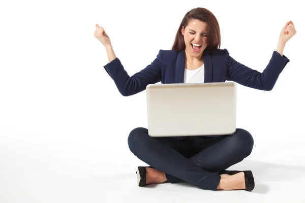 Benadrukt jonge zakenvrouw met laptop — Stockfoto