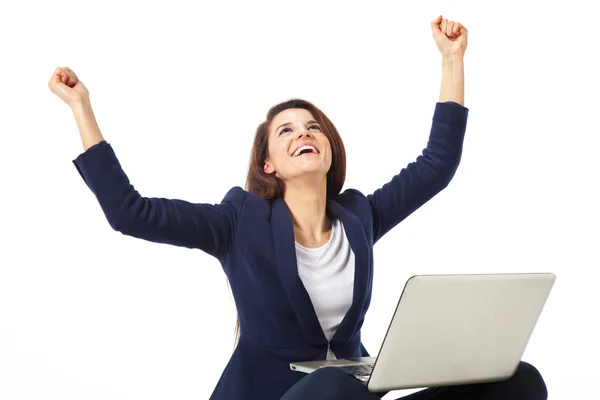 Joven empresaria celebrando un éxito trabajando con laptop —  Fotos de Stock