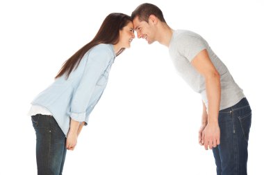 Genç çiftin birbirlerine baktıktan ve gülümseyerek