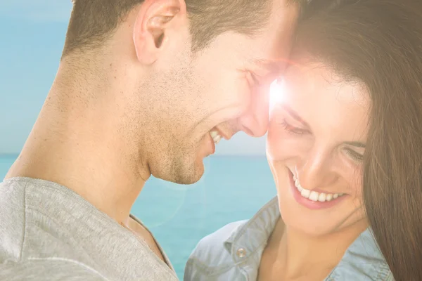 Adorável casal sob o céu azul — Fotografia de Stock