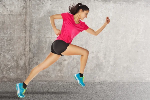 Donna sportiva che inizia a correre Foto Stock