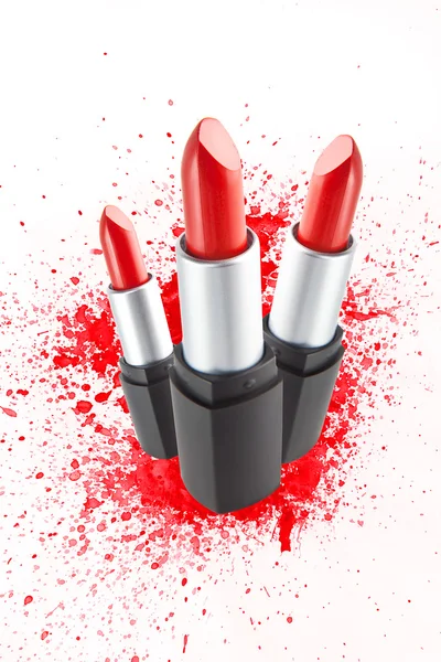 Czerwone szminki na białym tle — Zdjęcie stockowe