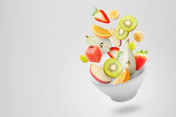 Lichte salade met vliegende vers fruit — Stockfoto