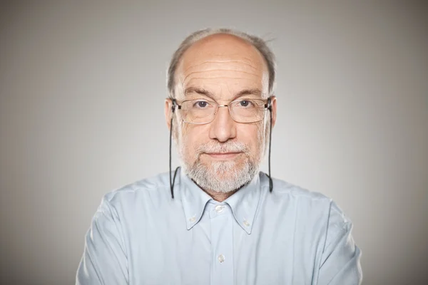 Retrato de homem velho com barba cinzenta — Fotografia de Stock