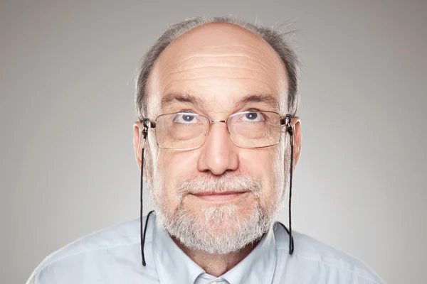 Portret starego mężczyzny z szarego brodę — Zdjęcie stockowe