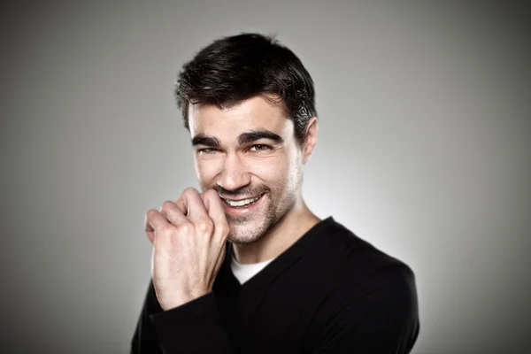 Retrato de un chico normal sonriendo aislado — Foto de Stock