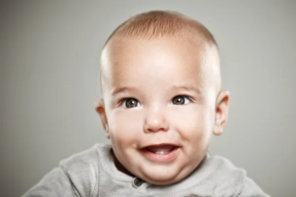 Porträtt av en baby leende — Stockfoto