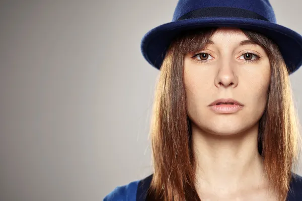Портрет нормальной девушки в голубой шляпе — стоковое фото
