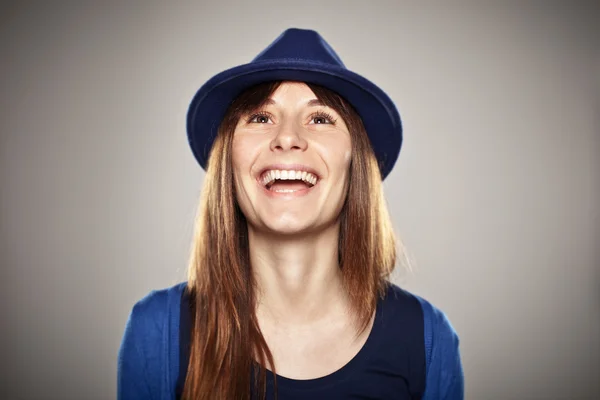 Retrato de uma menina normal sorrindo com um chapéu azul — Fotografia de Stock