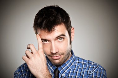 gri arka plan üzerinde normal bir çocuk portresi.