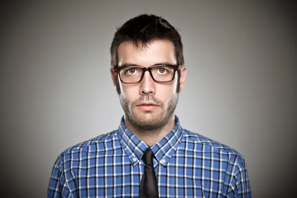 Ritratto di un ragazzo normale con occhiali su sfondo grigio . — Foto Stock
