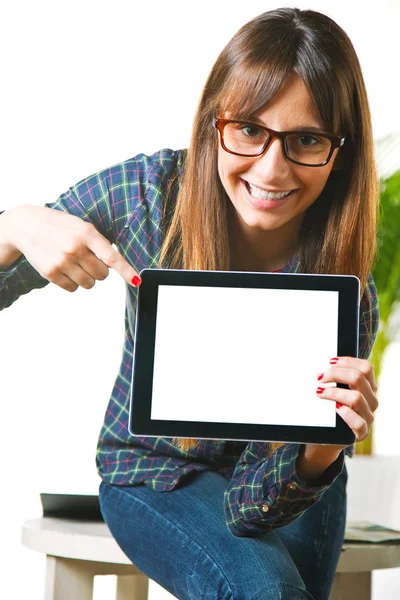 Jeune femme souriante montrant une tablette — Photo