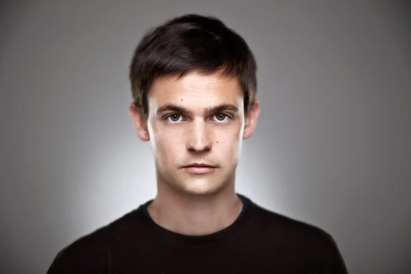 Porträt eines normalen Jungen auf grauem Hintergrund — Stockfoto
